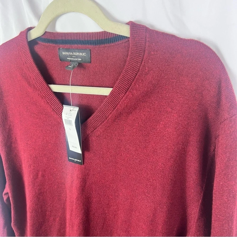 Banana Republic Men's Deep Red V-Neck Sweater